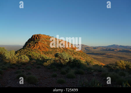 Caminante en la cima del monte Gillen justo en las afueras de Alice Springs en Australia central. Foto de stock
