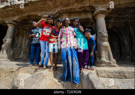 Una gran familia posan para la cámara en los monumentos en Mahabalipuram, cerca de Chennai, India. Los niños ropa occidental. Foto de stock