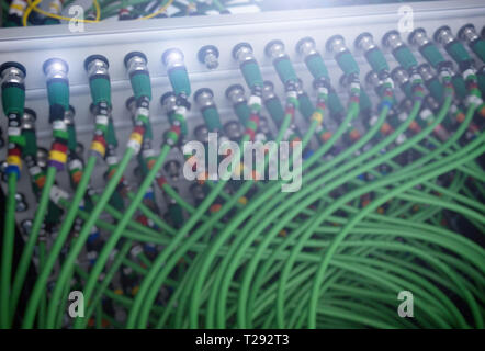 Cable de altavoz de audio en el servidor de fondo. Concepto de tecnología. Foto de stock
