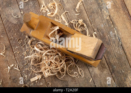 Enrasadora antiguo sobre una tabla de madera. Accesorios de