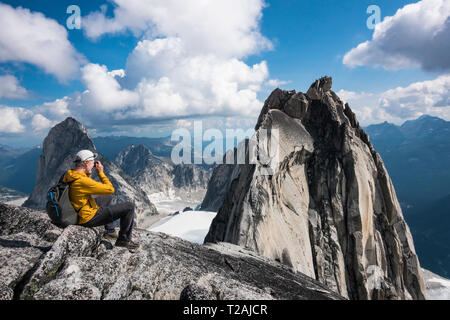 Hombre fotografiando mountain en el Parque Provincial Bugaboo, British Columbia, Canadá Foto de stock