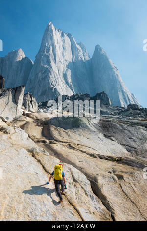 El hombre del montañismo en el Parque Provincial Bugaboo, British Columbia, Canadá Foto de stock