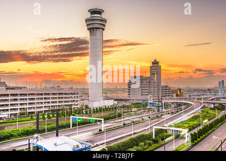 Tokio, Japón en la torre de control del aeropuerto de Haneda al anochecer.