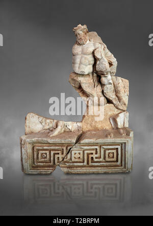 Roman Sebasteion socorro de la escultura de Heracles o Hércules borracho, Museo de Afrodisia Afrodisia, Turquía. Contra un fondo gris. Heracles o su Foto de stock