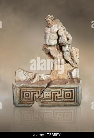 Roman Sebasteion socorro de la escultura de Heracles o Hércules borracho, Museo de Afrodisia Afrodisia, Turquía. Contra un fondo de arte. Heracles o su Foto de stock