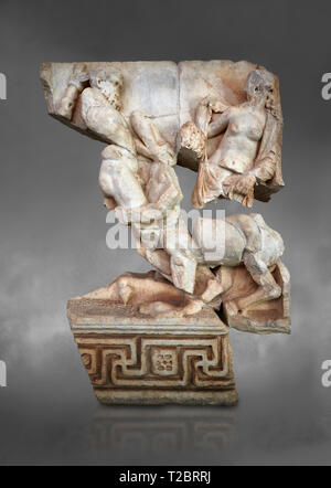 Roman Sebasteion socorro de la escultura de Heracles o Hércules, Deianira Nessos y Museo de Afrodisia Afrodisia, Turquía. Contra un fondo gris. Foto de stock