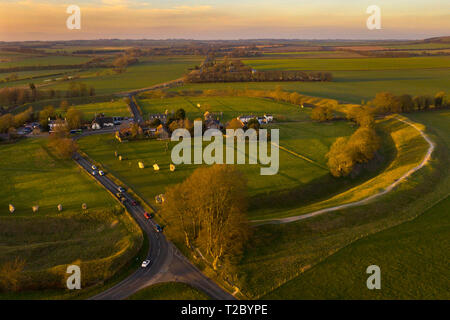 Avebury Village y el círculo de piedra neolítica desde un avión no tripulado, Wiltshire ,Inglaterra,Reino Unido Foto de stock
