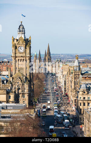 Vista de la famosa calle Princes Street de Edimburgo desde Calton Hill, Edimburgo, Escocia, Reino Unido Foto de stock