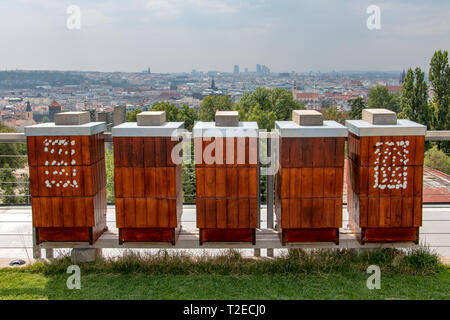 La fila de apiario en el techo de una casa de gran altura en la ciudad de Praga, República Checa. Foto de stock