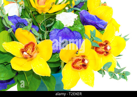 Hermosa fiesta ramo de orquídeas amarillas y azules anémonas aislado sobre fondo blanco. Tarjeta de vacaciones con fondo floral
