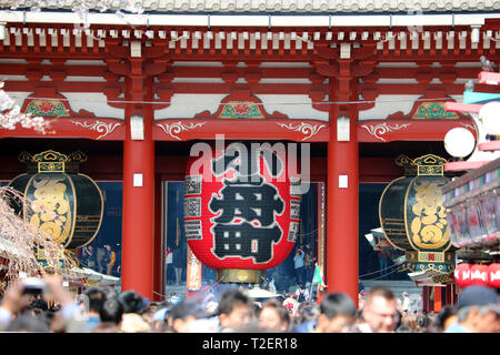 Hozomon, el interior de la puerta del templo Senso-Ji en Asakusa y la linterna roja gigante con multitudes de personas, Tokio, Japón, es el más antiguo te budista