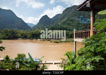 Vista sobre el río Nam Ou, en Muang Ngoi Neua, Muang Ngoi Distrito, en la provincia de Luang Prabang, en el norte de Laos, Laos, Sudeste de Asia Foto de stock