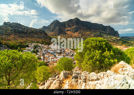 Pueblo blanco de Montejaque por montañas en la Serranía de Ronda, España, Europa Foto de stock