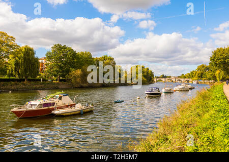 Los barcos en el Río Támesis en Richmond, Inglaterra, Europa