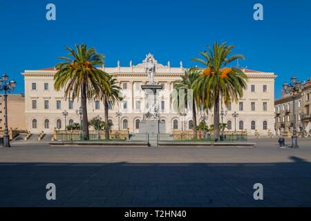 El Palazzo della Provincia en la plaza Piazza d'Italia, Sassari, Cerdeña, Italia, Europa Foto de stock