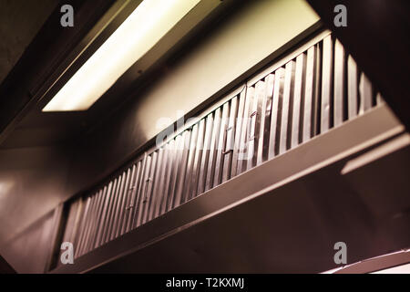 Extractor de humos en una cocina industrial Fotografía de stock - Alamy