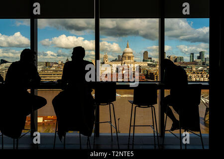 Silueta de personas tener conversación por una ventana de vidrio, la Catedral de St Paul, en el fondo, la ciudad de Londres, Reino Unido