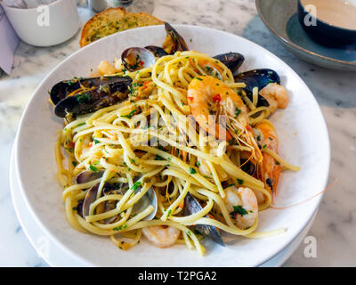 Seafood Linguine pasta con mejillones berberechos gambas camarones y gambas Tigre