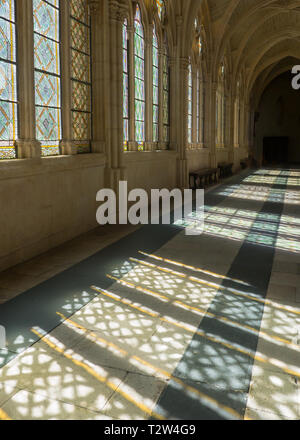 Sombras en el suelo del claustro de la catedral de Burgos, España Foto de stock