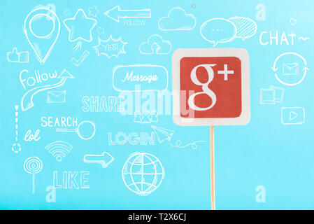 Tarjeta con el logotipo de Google plus y los medios de comunicación social de la ilustración aislada sobre azul Foto de stock