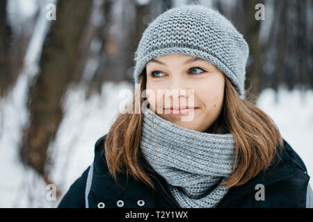 Retrato de mujer sonriente llevar bufanda y sombrero en Winter Park