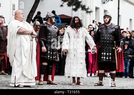 Bucarest, Rumania - Abril 15, 2014: la dramatización por actores de la Pasión de Cristo - el teatro, la tortura y la crucifixión de Jesucristo por los romanos. Foto de stock