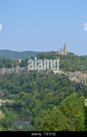 Vista de Veliko Tarnovo mostrando fortaleza Tsarevets, Bulgaria Foto de stock