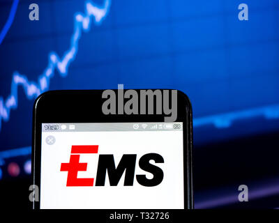En esta foto ilustrativa una celebración Ems-Chemie visto logotipo mostrado en un teléfono inteligente. Foto de stock