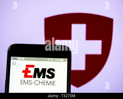 En esta foto ilustrativa una celebración Ems-Chemie visto logotipo mostrado en un teléfono inteligente. Foto de stock