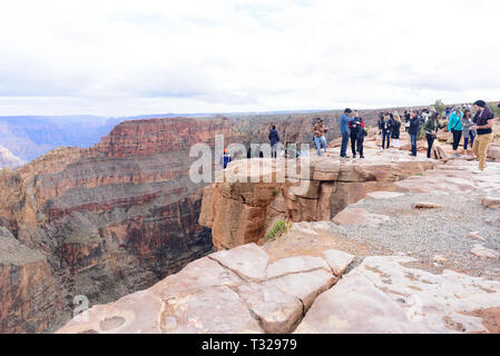 GRAND Canyon - 19 de febrero: turistas que toman fotografías en Eagle Point en Grand Canyon West Rim el 19 de febrero de 2017 en Grand Canyon, AZ Foto de stock