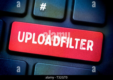 Fotomontaje, equipo clave con la etiqueta Uploadfilter, FOTOMONTAGE, mit der Aufschrift Uploadfilter Computertaste