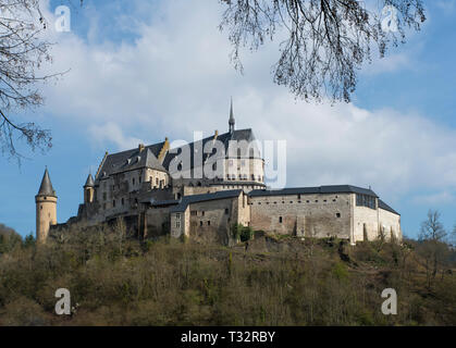 Castillo de Vianden situado sobre una colina en el norte de Luxemburgo. La foto fue tomada en abril de 2019. Foto de stock