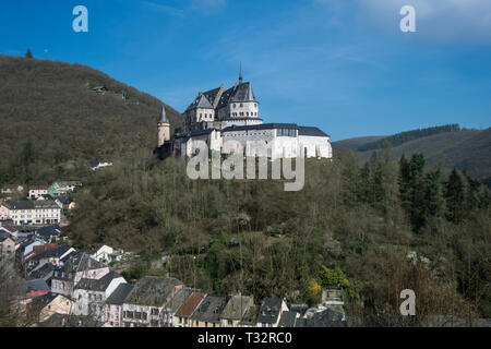 Castillo de Vianden situado sobre una colina en el norte de Luxemburgo. La foto fue tomada en abril de 2019. Foto de stock