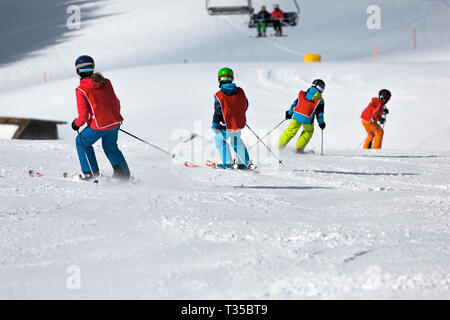 Los niños de la escuela de esquí Foto de stock