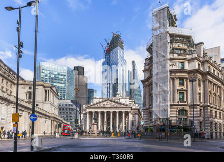 Núcleo de parcialmente acristalada Bishopsgate 22 en construcción en el distrito financiero de la ciudad de Londres por 42, La Torre Cheesegrater y Royal Exchange