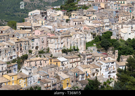 Vista aérea de Ragusa Ibla, un famoso pueblo de montaña en el Sureste de Sicilia Foto de stock