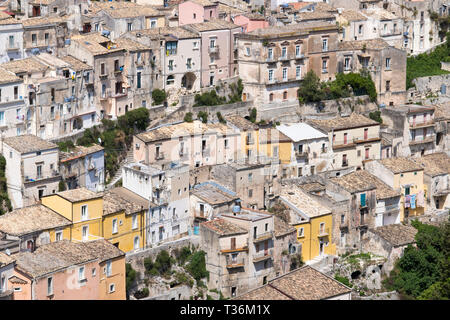 Vista aérea de Ragusa Ibla, un famoso pueblo de montaña en el Sureste de Sicilia Foto de stock