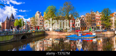 Hermosa vista de la ciudad de Amsterdam, con sus casas tradicionales, el castillo y los canales,Holanda