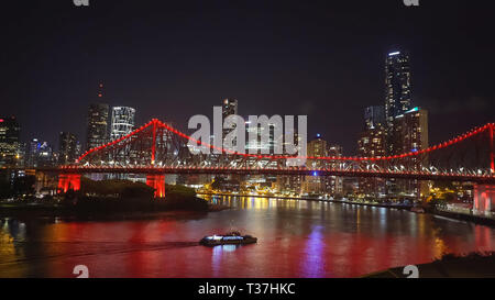 Night Shot de un ferry y brisbane's Story Bridge Foto de stock