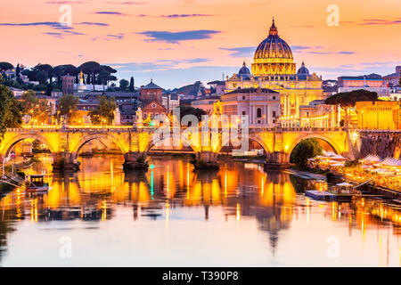 Ciudad del Vaticano. La Basílica de San Pedro y el puente de Sant'Angelo, a lo largo del río Tíber. Roma, Italia.