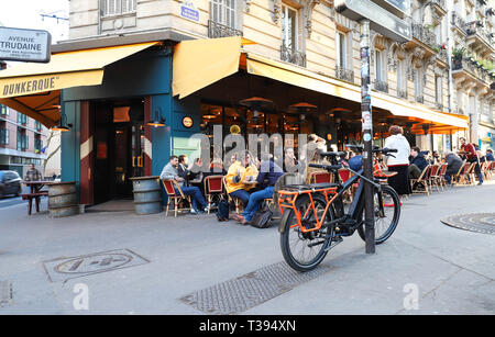 El tradicional restaurante francés Dunkerque situado en Montmartre en el distrito 18 de París, Francia.