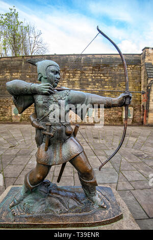 El recién reparado estatua de Robin Hood, el castillo en el centro de la ciudad de Nottingham, Nottinghamshire Inglaterra