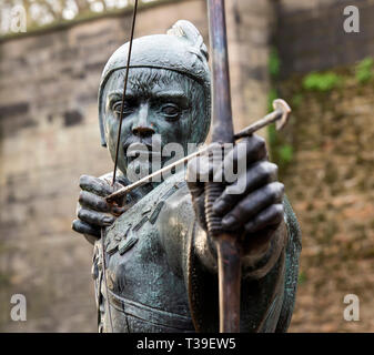 El recién reparado estatua de Robin Hood, el castillo en el centro de la ciudad de Nottingham, Nottinghamshire Inglaterra