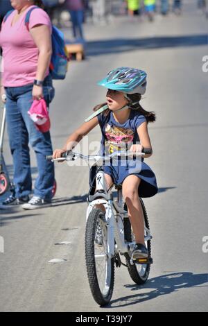 Los niños librando sus bicicletas en las calles mientras están Cerrado para eventos familiares por los padres de la ciudad - bicicleta día en el centro Foto de stock