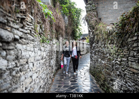 Guiyang, China la provincia de Guizhou. 8 abr, 2019. La gente visita Qingyan antigua ciudad de Guiyang, capital del suroeste de la provincia de Guizhou, China, 8 de abril de 2019. Crédito: Tao Liang/Xinhua/Alamy Live News Foto de stock