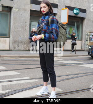 Mil n Italia el 24 de febrero de 2019 joven modelo street style traje