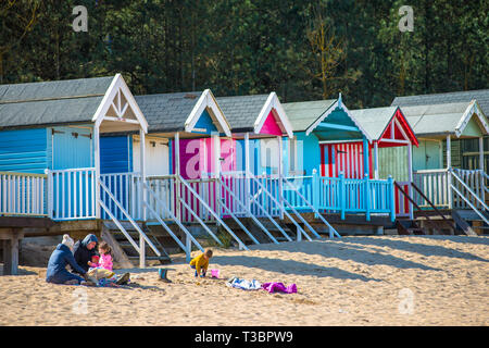 Coloridas casetas de playa en la playa de los pozos en los pozos junto al mar en la costa de North Norfolk, East Anglia, Inglaterra, Reino Unido. Foto de stock