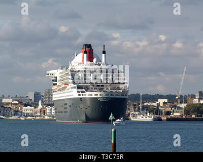 RMS Queen Mary 2 muelles de Southampton, fotografía tomada desde el puerto deportivo en Hythe, Hampshire, Inglaterra, Reino Unido. Foto de stock