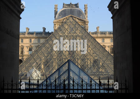 París, Francia - 02/08/2015: Vista del museo del Louvre Foto de stock