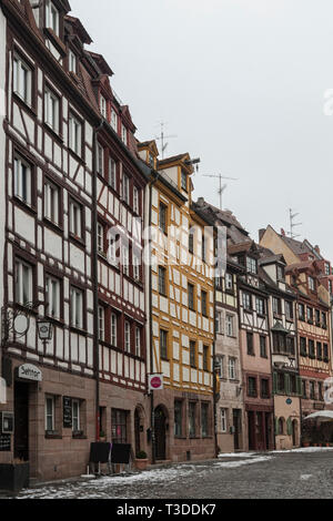 Casas de entramados en una de las pintorescas calles del centro histórico de Nuremberg, Baviera - Alemania Foto de stock